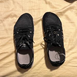 Nfinity flyte cheer shoes in black